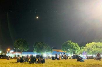 Melihat Gerhana Bulan Total Terlihat Jelas, Masyarakat Padati Alun-Alun Kidul 